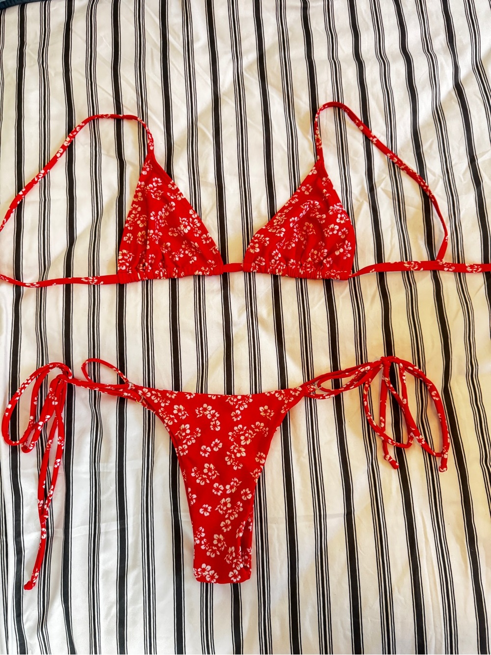 Kulani Kinis Red Bikini
No padding in top, Slightly used, Excellent condition